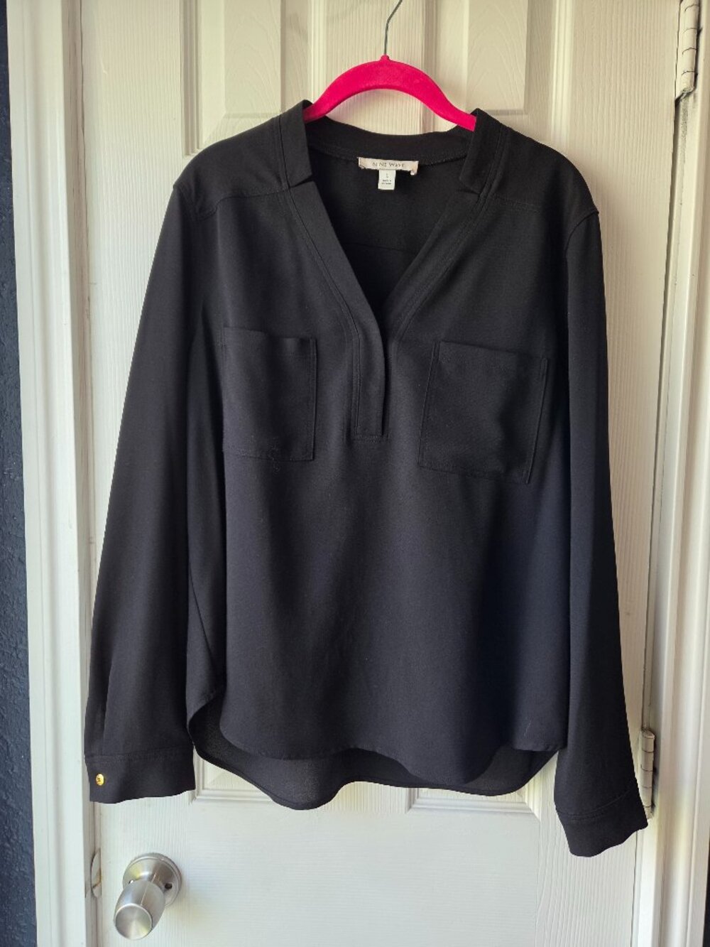 Women's Size Large Blouse Long Sleeve Nine West  Black Gold Accent Two Pocket
